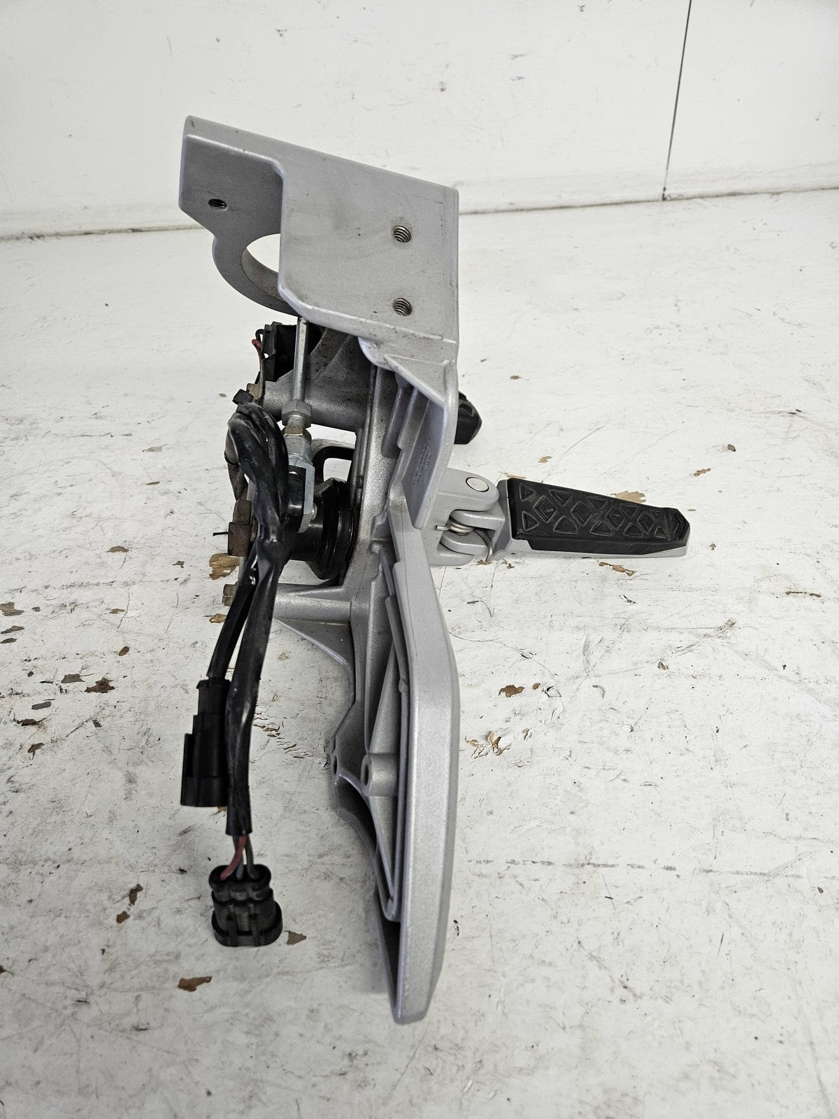 Can-Am Roadster 2009-2010 Spyder RS GS Right Peg Support + Brake Pedal 705003336