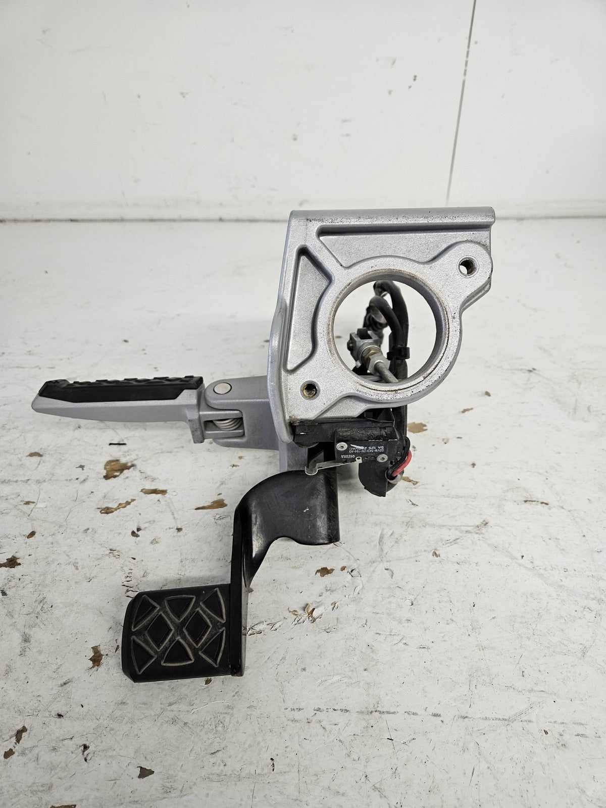 Can-Am Roadster 2009-2010 Spyder RS GS Right Peg Support + Brake Pedal 705003336