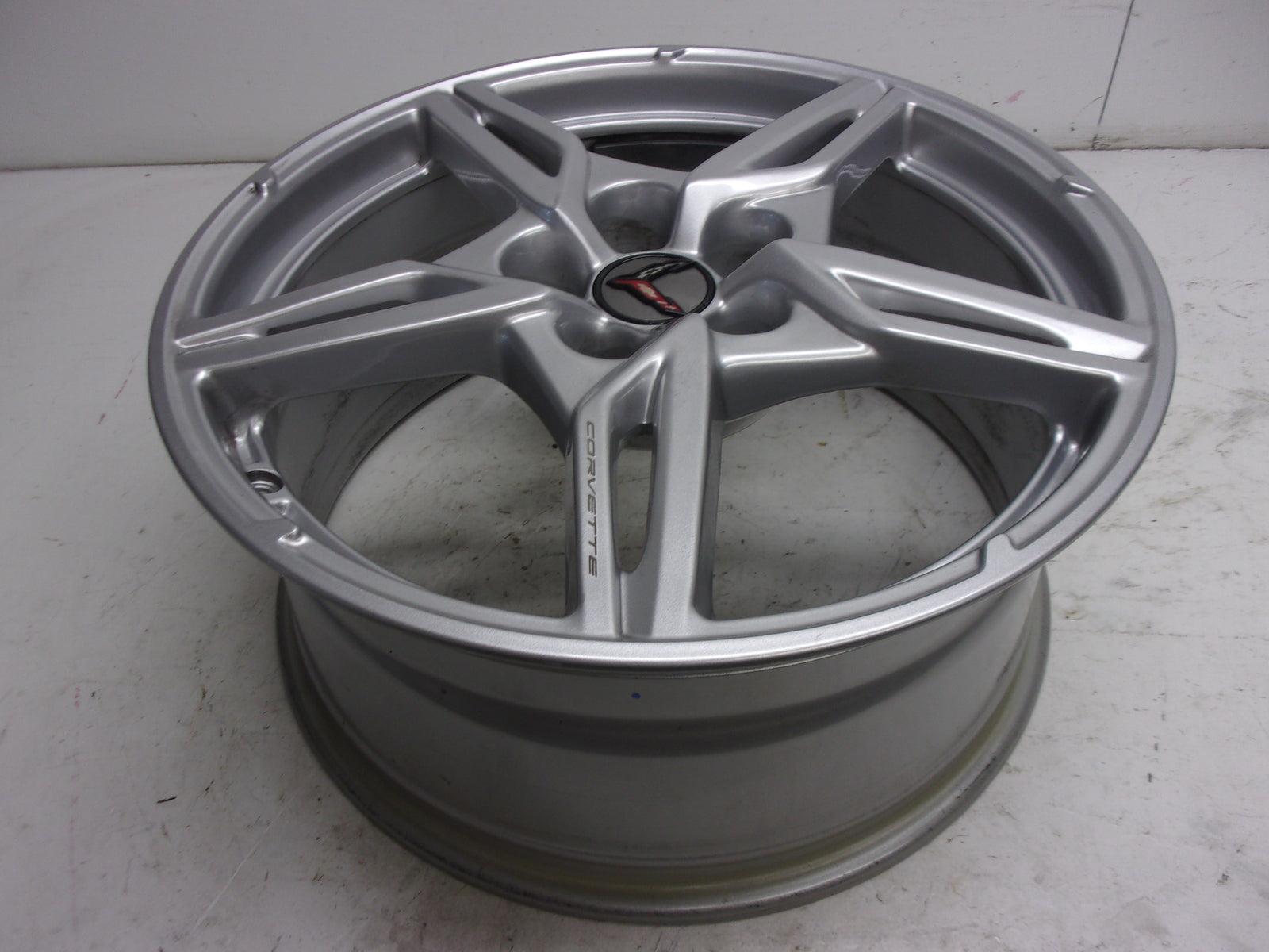 General Motors GM Corvette 19x8.5 " Silver Front Wheel Assembly #23404163