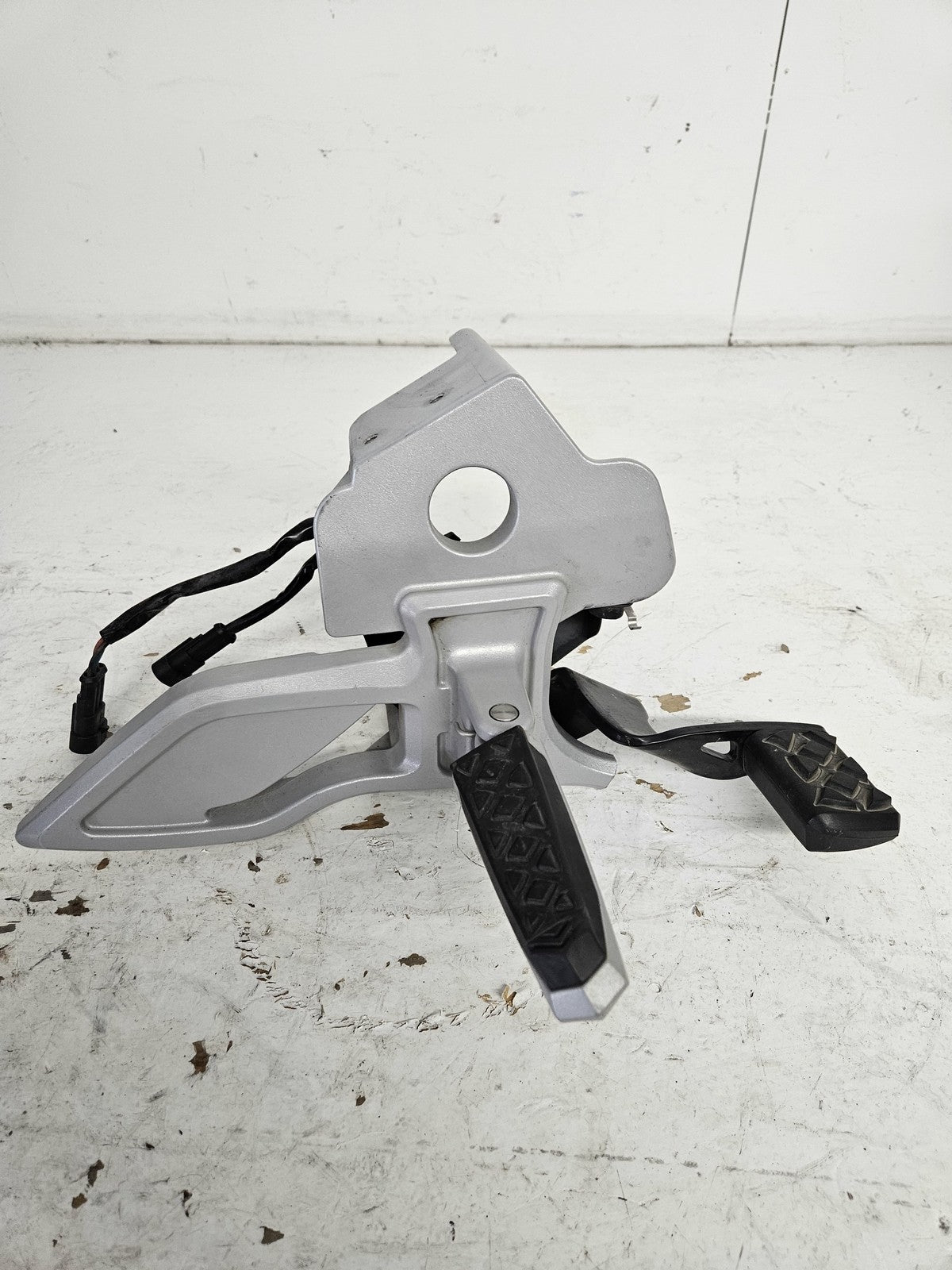 Can-Am Roadster 2009-2010 Spyder RS GS Right Peg Support + Brake Pedal 705003336