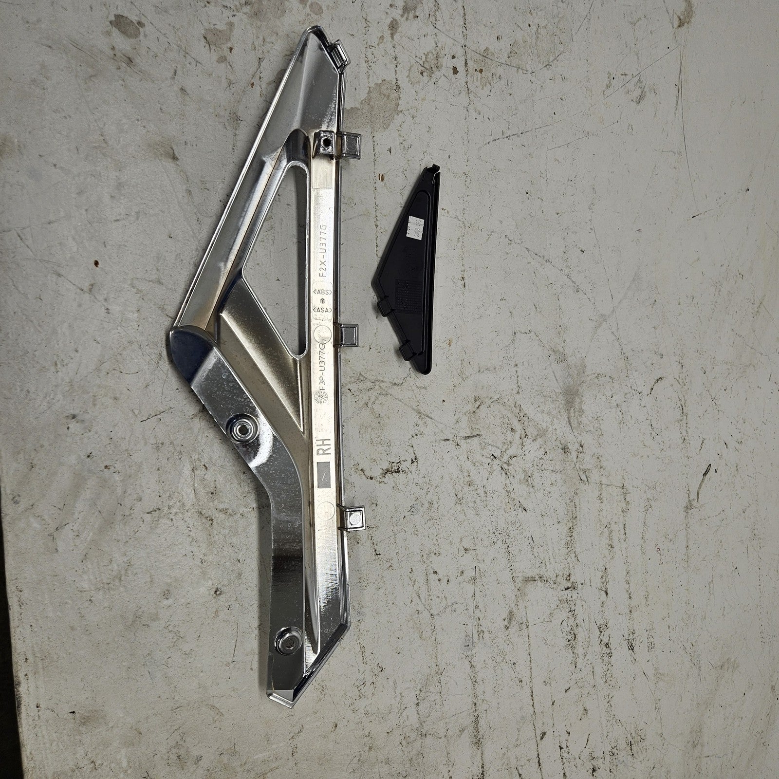 Yamaha WaveRunner 2015-2019 VX VXS VXR RH Chrome Trim + Insert F2X-U377G-00-00