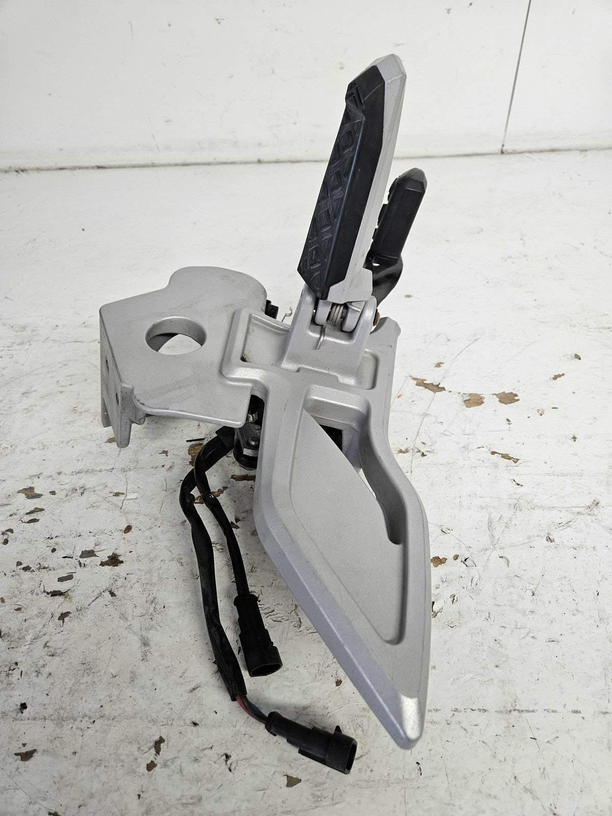 Can-Am Roadster 2009-2010 Spyder RS GS Right Peg Support + Brake Pedal 705003336