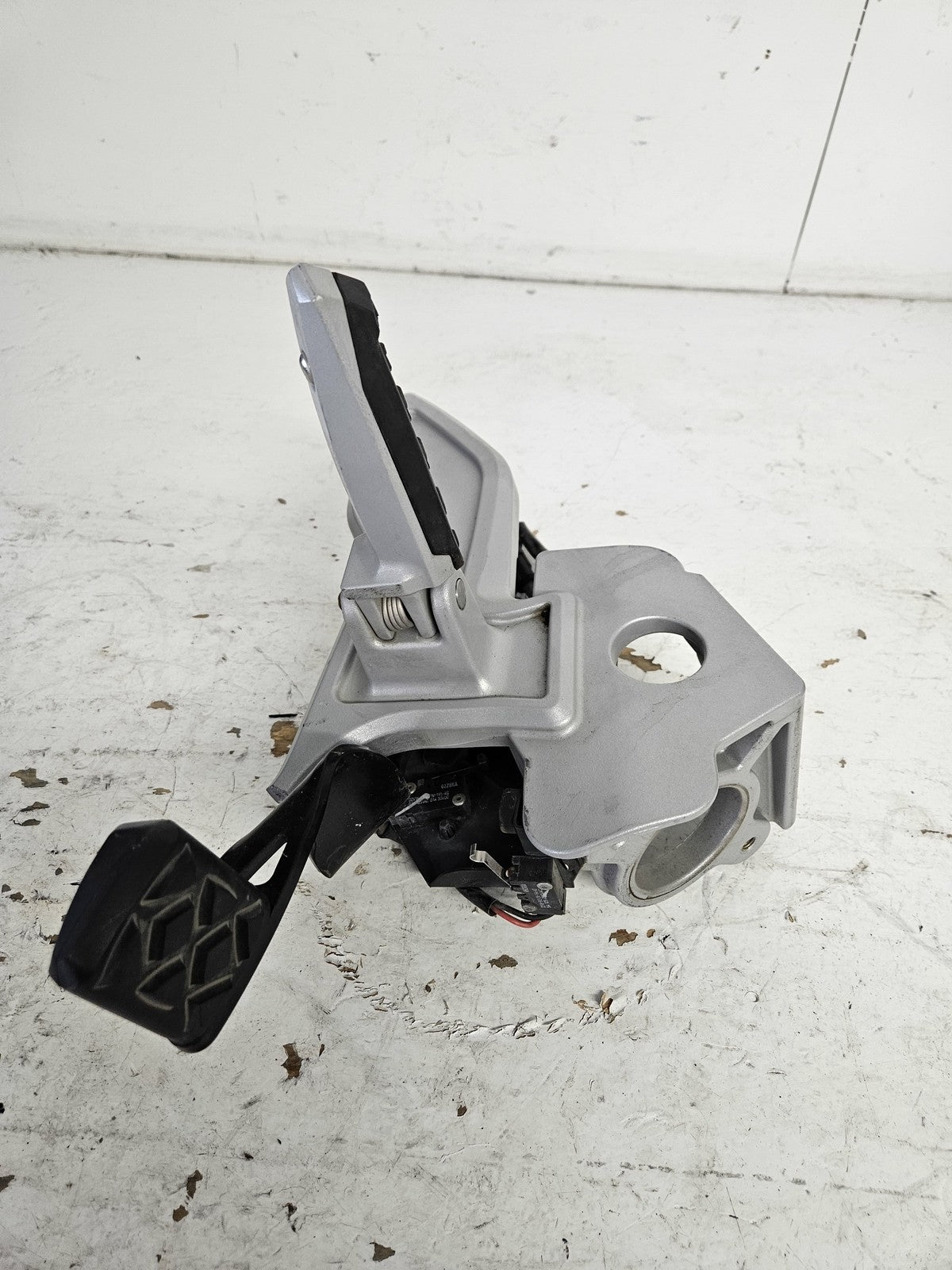 Can-Am Roadster 2009-2010 Spyder RS GS Right Peg Support + Brake Pedal 705003336