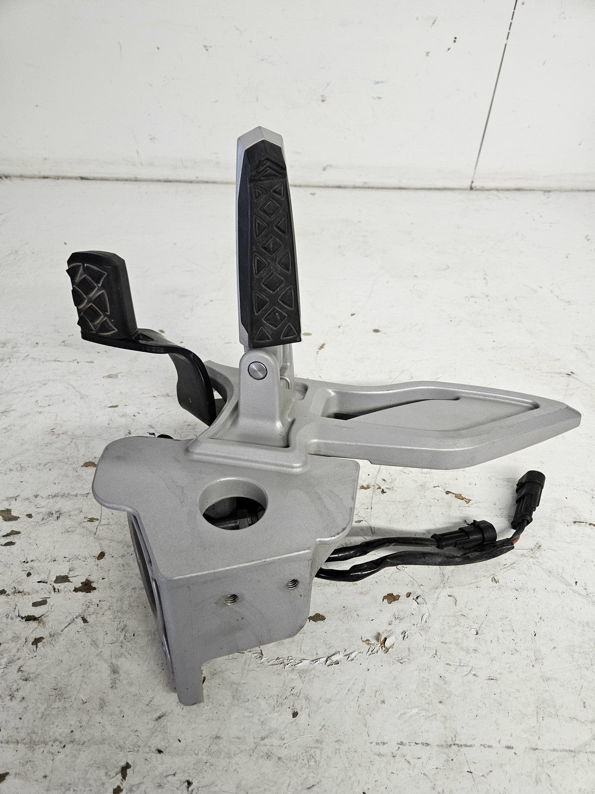 Can-Am Roadster 2009-2010 Spyder RS GS Right Peg Support + Brake Pedal 705003336